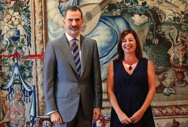 Su Majestad el Rey junto a la presidenta de las Illes Balears, Francina Armengol i Socías