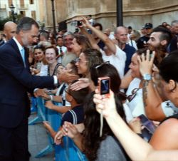 Su Majestad el Rey recibe el saludo de las personas que esperaban a su llegada al Palacio de La Almudaina