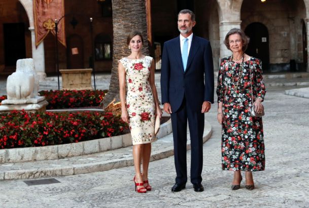 Sus Majestades los Reyes y Su Majestad la Reina Doña Sofía a su llegada al Palacio de La Almudaina
