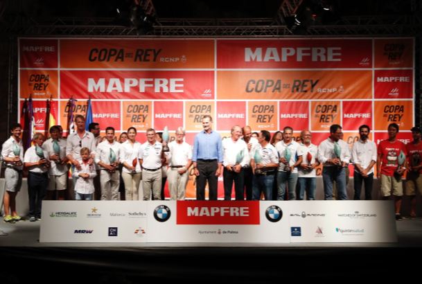 Fotografía de grupo de Su Majestad el Rey con los armadores y patronos vencedores