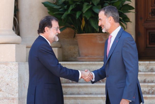 Su Majestad el Rey recibe el saludo del presidente del Gobierno, Mariano Rajoy, a su llegada al Palacio de Marivent