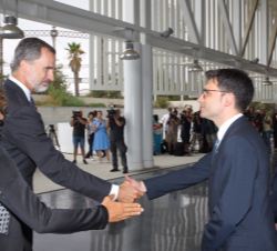 Su Majestad el Rey recibe el saludo del director del Servicio Catalán de Salud, David Elvira