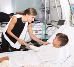 Doña Letizia con un niño herido en el atentado