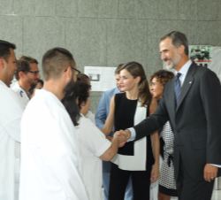 Sus Majestades los Reyes saludan al personal sanitario y les agradecen su trabajo