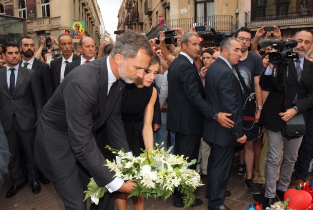Don Felipe y Doña Letizia realizan una ofrenda floral en el mosaico de Joan Miró en Las Ramblas