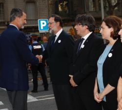 Su Majestad el Rey a sullegada recibe el saludo del presidente del Gobierno, en presencia del presidente de la Generalitat, la alcaldesa de Barcelona,