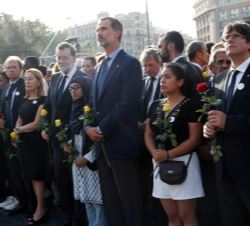 Su Majestad el Rey durante la lectura de unas poesías en memoria de las víctimas y en contra del terrorismo