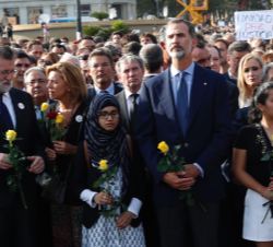 Su Majestad el Rey durante la lectura de unas poesías en memoria de las víctimas y en contra del terrorismo 
