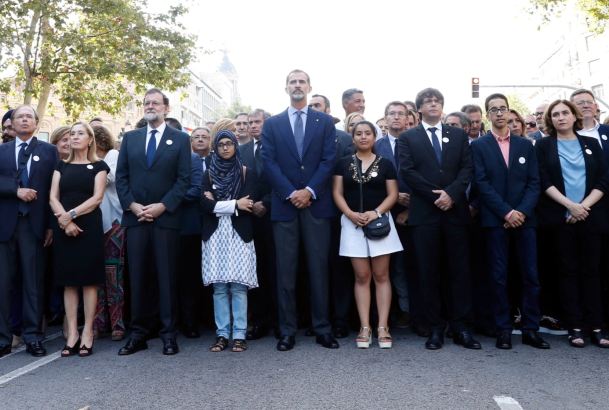 Su Majestad el Rey durante la manifestación junto al presidente del Gobierno, la presidenta del Congreso, el presidente del Senado, el presidente de la Generalitat, la alcaldesa de Barcelona y representantes de distintas asociaciones