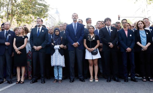 Su Majestad el Rey durante la manifestación junto al presidente del Gobierno, la presidenta del Congreso, el presidente del Senado, el presidente de l