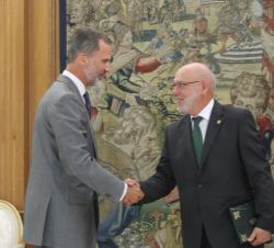 Su Majestad el Rey recibe el saludo del fiscal general del Estado, José Manuel Maza Martín