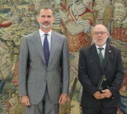 Su Majestad el Rey junto al fiscal general del Estado, José Manuel Maza Martín
