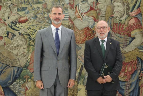 Su Majestad el Rey junto al fiscal general del Estado, José Manuel Maza Martín