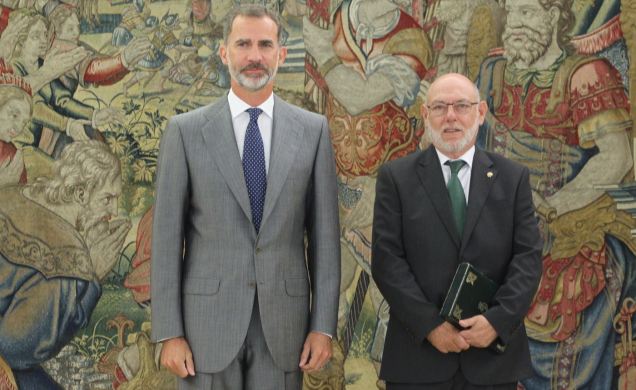 Su Majestad el Rey junto al fiscal general del Estado, José Manuel Maza Martín