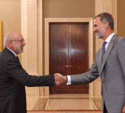 Su Majestad el Rey recibe el saludo del fiscal general del Estado, José Manuel Maza Martín