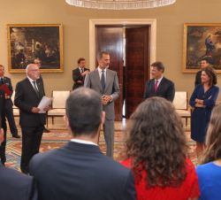 Don Felipe conversa con los integrantes de la LVI Promoción de Ingreso en la Carrera Fiscal