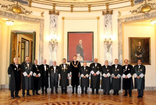 Su Majestad el Rey con los miembros de la Sala de Gobierno del Tribunal Supremo