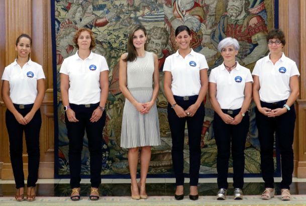 Su Majestad la Reina junto a las expedicionarias participantes en el 