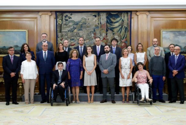 Su Majestad la Reina junto a la representación de la Junta Directiva de Confederación ASPACE