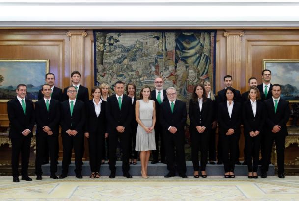 Su Majestad la Reina junto a una representación de la empresa Idai Nature