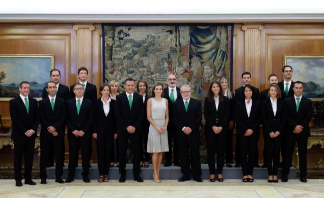 Su Majestad la Reina junto a una representación de la empresa Idai Nature