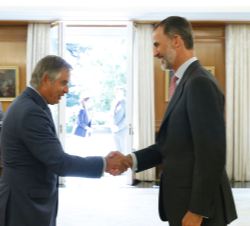Su Majestad el Rey recibe el saludo del presidente del Consejo Directivo del Real Automóvil Club de España (RACE), Carmelo Sanz de Barros