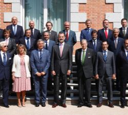 Su Majestad el Rey junto al Consejo Directivo del Real Automóvil Club de España (RACE)