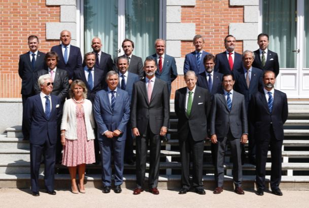 Su Majestad el Rey junto al Consejo Directivo del Real Automóvil Club de España (RACE)