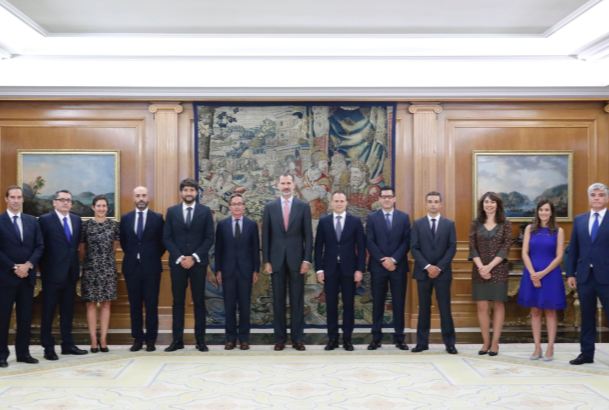 Su Majestad el Rey junto a una representación del Instituto Nacional de Ciberseguridad de España (INCIBE)