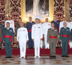 Fotografía de grupo de Su Majestad el Rey con generales de brigada y contralmirantes