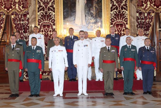 Fotografía de grupo de Su Majestad el Rey con generales de brigada y contralmirantes