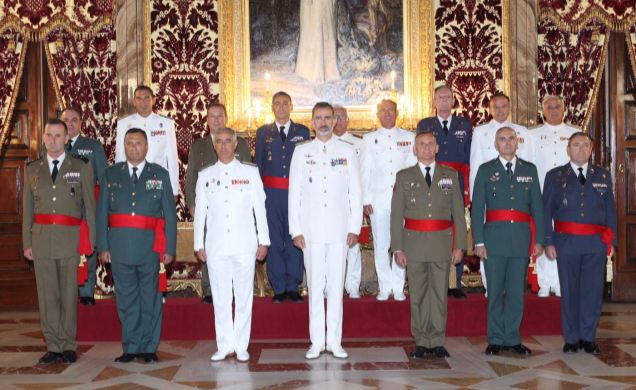 Fotografía de grupo de Su Majestad el Rey con generales de brigada y contralmirantes