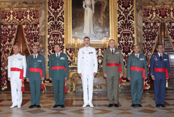 Fotografía de grupo de Su Majestad el Rey con generales de división