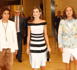 Su Majestad la Reina acompañada por la ministra de Sanidad, Servicios Sociales e Igualdad, Dolors Montserrat y la secretaria de Estado de Investigació