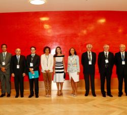Fotografía de grupo de Su Majestad la Reina con las autoridades y los representantes de las entidades organizadoras del Congreso Mundial sobre Oncolog