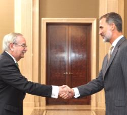 Su Majestad el Rey recibe el saludo del presidente del Consejo General de Colegios Oficiales de Médicos de España, Serafín Romero Agüit
