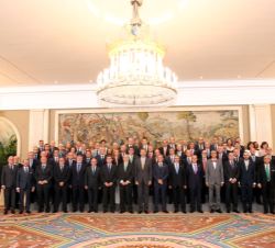 Su Majestad el Rey junto a los integrantes de la Asamblea General del Consejo General de Colegios Oficiales de Médicos de España