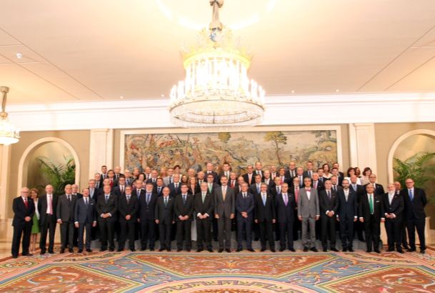 Su Majestad el Rey junto a los integrantes de la Asamblea General del Consejo General de Colegios Oficiales de Médicos de España