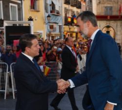 Su Majestad el Rey saluda al presidente de la Junta de Comunidades de Castilla-La Mancha, Emiliano García Page a su llegada a la Catedral de Cuenca