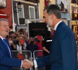 Su Majestad el Rey saluda al ministro de Educación, Cultura y Deporte, Íñigo Méndez de Vigo a su llegada a la Catedral de Cuenca