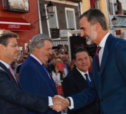 Su Majestad el Rey saluda al ministro de Justicia, Rafael Catalá a su llegada a la Catedral de Cuenca