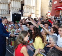 Sus Majestades los Reyes saludan a las personas prensentes en la plaza Mayor de Cuenca