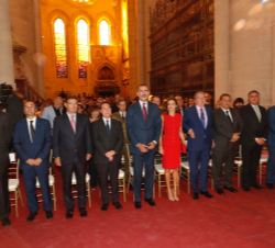 Sus Majestades los Reyes junto con las autoridades asistentes al acto en el interior de la Catedral