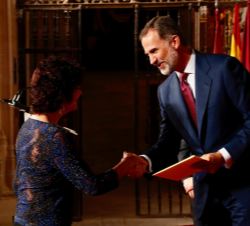 Su Majestad el Rey entrega el Premio Nacional de Poesía 2016 a Ángeles Mora Fragoso