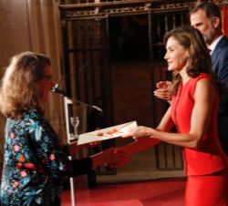 Su Majestad la Reina entrega el Premio Nacional a la Mejor Traducción 2016 a Ana María Bejarano Escanilla