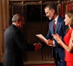 Su Majestad el Rey entrega el Premio Nacional de História de España 2016 a Feliciano Barrios Pintado 