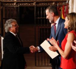Su Majestad el Rey entrega el Premio Nacional a la Mejor Labor Editorial Cultural 2016 a Agustín Pániker, director de la Editorial Kairós