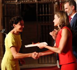 Su Majestad la Reina entrega el Premio Nacional de Fomento de la Lectura 2016 a Ana Garralón