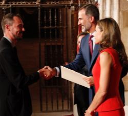 Su Majestad el Rey entrega el Premio Nacional Fomento de la Lectura 2016 a Rafael Arias García, propietario de “Letras corsarias”, de la A