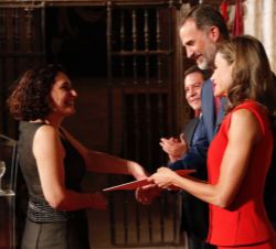 Su Majestad la Reina entrega el Premio Nacional Fomento de la Lectura 2016 a Judith Pérez Mayo, co-propietaria de “Intempestivos”, de la A